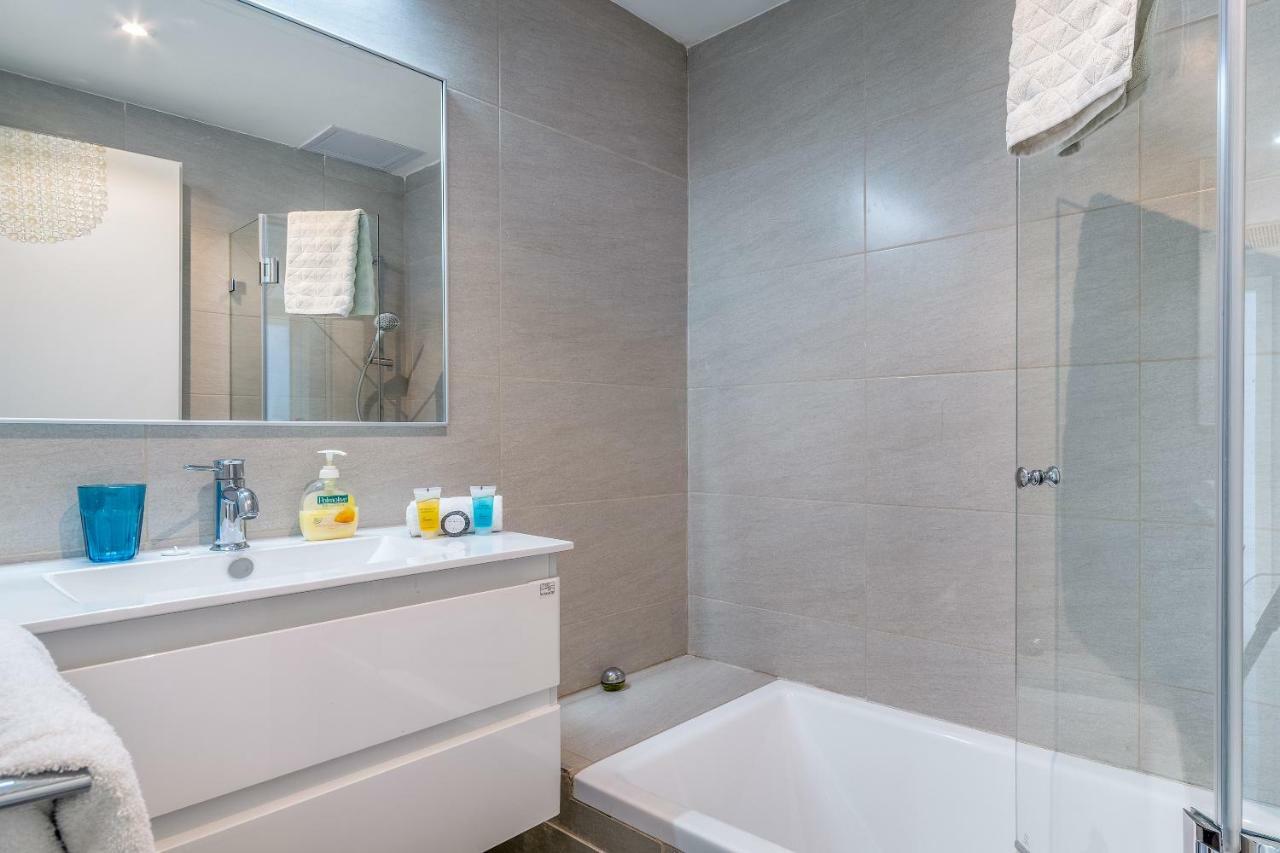 Beautiful Sunny 3 Bedrooms In Font Of The Beach Tel Aviv Exterior photo