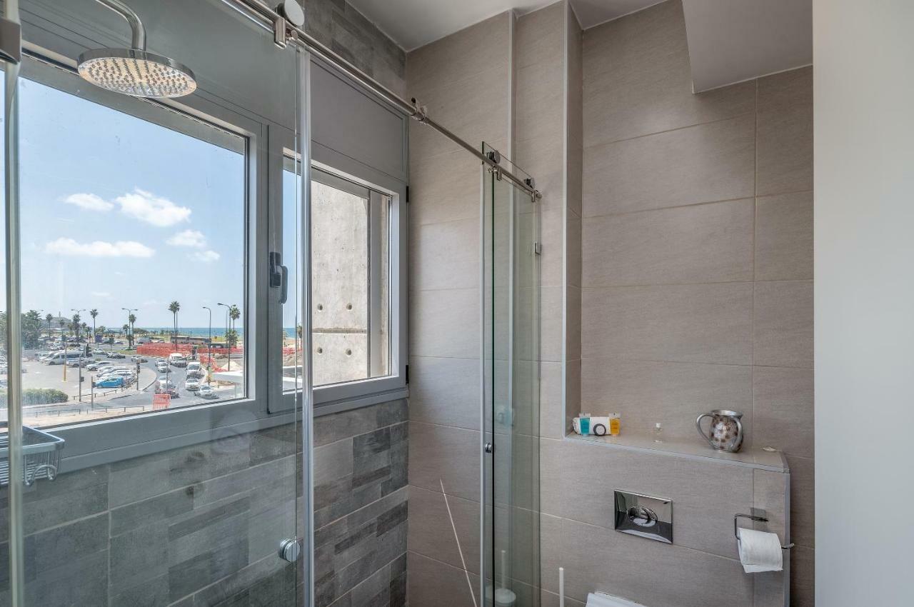 Beautiful Sunny 3 Bedrooms In Font Of The Beach Tel Aviv Exterior photo