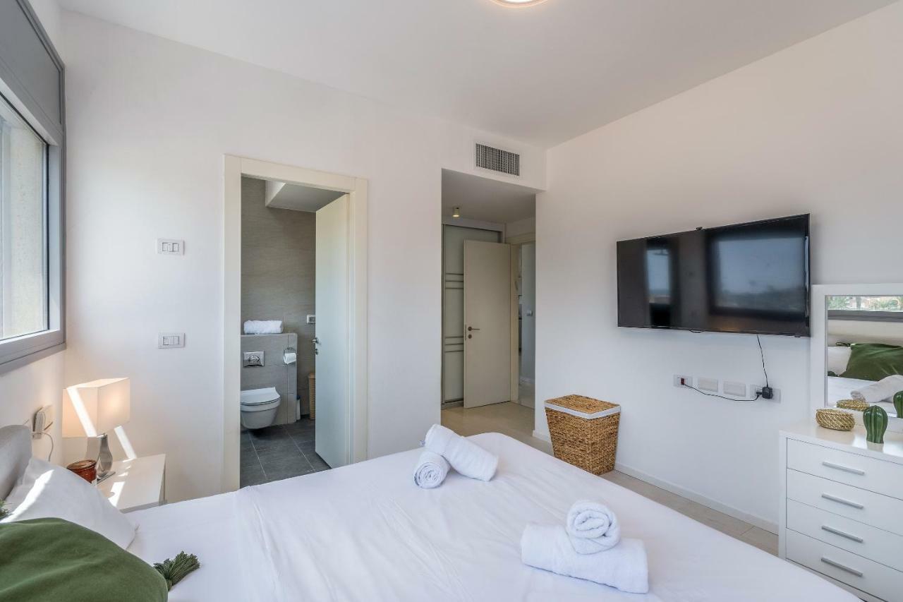 Beautiful Sunny 3 Bedrooms In Font Of The Beach Tel Aviv Exterior photo