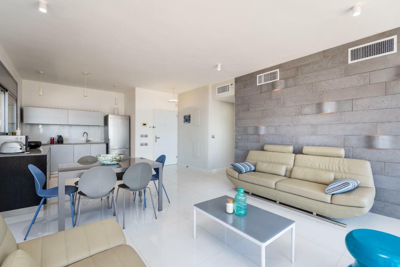 Beautiful Sunny 3 Bedrooms In Font Of The Beach Tel Aviv Exterior photo