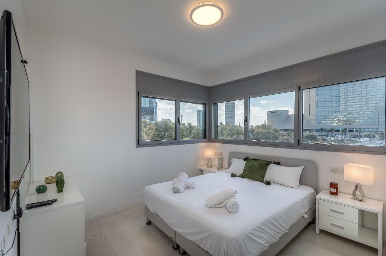 Beautiful Sunny 3 Bedrooms In Font Of The Beach Tel Aviv Exterior photo